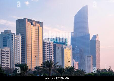 Emirati arabi uniti, ad Abu Dhabi la Corniche ed i grattacieli di Al Markaziyah quartiere degli affari in background Foto Stock