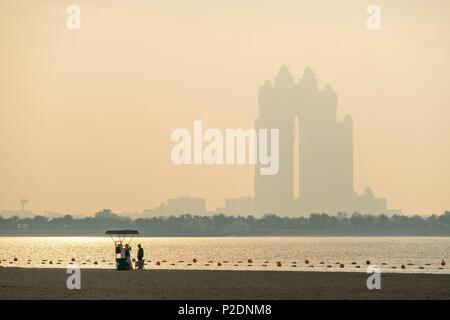 Emirati arabi uniti, ad Abu Dhabi la Corniche, il Fairmont Marina Residences in Al Marina District in background Foto Stock