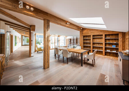 La sala da pranzo in un attico in stile alpino moderno, Kitzbuehel, Tirolo, Austria, Europa Foto Stock