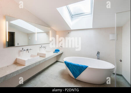 Bagno in un attico in stile alpino moderno, Kitzbuehel, Tirolo, Austria, Europa Foto Stock