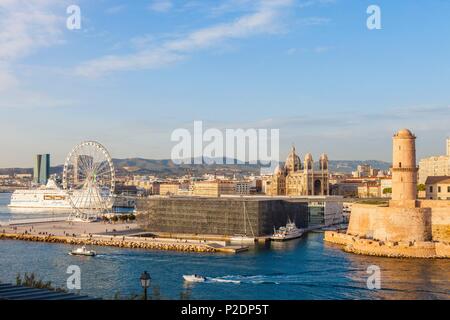 Francia, Bouches du Rhone, Marsiglia, zona euromediterranee, J4, Fort Saint Jean, MuCEM, Museo di unione e di civiltà mediterranea R. Ricciotti e R. Charta architetti, La Cathedrale Major, CMA CGM tower, architetto Zaha Hadid e Jean Nouvel la Marseillaise Foto Stock