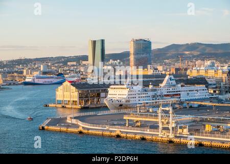 Francia, Bouches du Rhone, Marsiglia, zona euromediterranee, J4 esplanade, CMA CGM tower architetto Zaha Hadid e Jean Nouvel è la Marseillaise torre (2018) Foto Stock