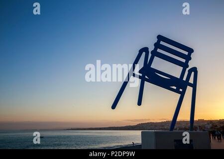 Francia, Alpes Maritimes, Nizza, il BRS sedia blu della bella artista Sabine Géraudie sulla Promenade des Anglais Foto Stock