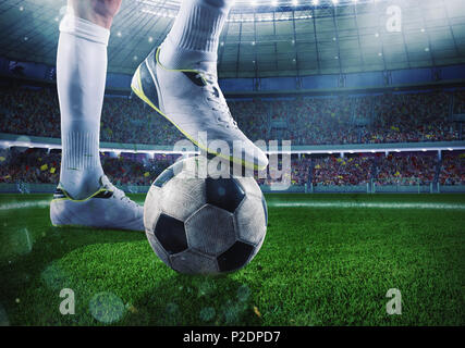 Giocatore di calcio con soccerball presso lo stadio pronto per la partita Foto Stock