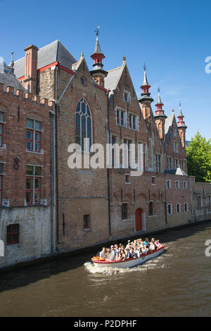 Gita in barca sul canale nella città vecchia di Bruges Bruges, Regione fiamminga, Belgio Foto Stock