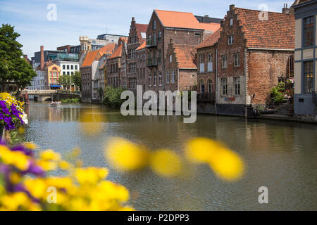 Gita in barca sul canale visto attraverso i fiori, Gand, Regione fiamminga, Belgio Foto Stock