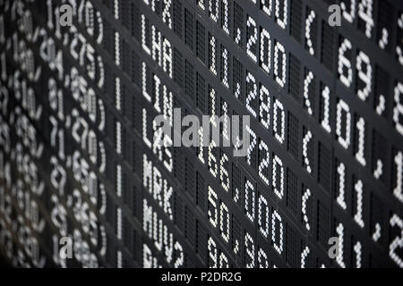 Il valore azionario display sopra il trading floor della Borsa tedesca, Frankfurt am Main, Hessen, Germania, Europa Foto Stock