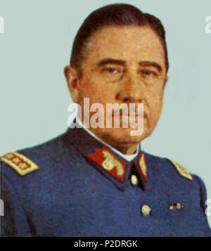 . Il generale Augusto Pinochet Ugarte en 1974. 19 novembre 2009, 03:57 (UTC). Pinochet-estampilla.jpg: NCO Leopoldo Víctor Vargas (Fuerza Aérea de Chile) *lavoro derivato: Rec79 (PARLA) 2 A. Pinochet Timbro (ritagliate) Foto Stock