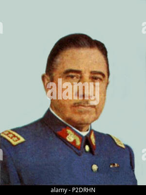 . Il generale Augusto Pinochet Ugarte en 1974. 19 novembre 2009, 03:57 (UTC). Pinochet-estampilla.jpg: NCO Leopoldo Víctor Vargas (Fuerza Aérea de Chile) *lavoro derivato: Rec79 (PARLA) 2 A. Pinochet timbro Foto Stock