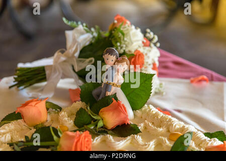 Sposa e lo sposo, moderno e bello cake topper Foto Stock