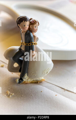 Sposa e lo sposo, moderno e bello cake topper Foto Stock