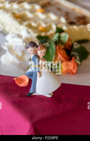 Sposa e lo sposo, moderno e bello cake topper Foto Stock