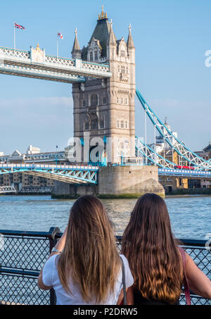 Due giovani donne turisti, Tower Bridge, London, England, Regno Unito, GB. Foto Stock