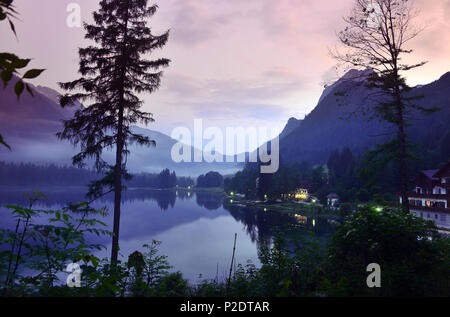 Il lago di Hintersee vicino a Ramsau, Berchtesgaden, Alta Baviera, Baviera, Germania Foto Stock