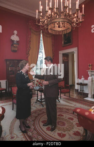 . Ronald Reagan a parlare con il Primo Ministro Margaret Thatcher nella Casa Bianca Sala Rossa. Il 29 settembre 1983. ... 62 Thatcher - Reagan c17383-11un Foto Stock