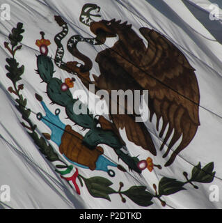 . Español: El Escudo Nacional de México tal como aparece en la bandera monumentale ondea que en la plaza de la Constitución de la Ciudad de México, en marzo de 2010. Il 3 aprile 2010. Balderai 18 Escudo Nacional Messico Bandera monumentale Foto Stock