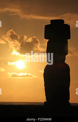 Silhouette di un moai statua contro il bellissimo tramonto Cielo a Ahu Tahai, Isola di Pasqua, Cile Foto Stock