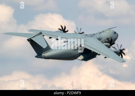 WUNSTORF, Germania - 9 giugno 2018: Tedesco Air Force (Luftwaffe) Airbus A400M militari da trasporto aereo in volo. Foto Stock