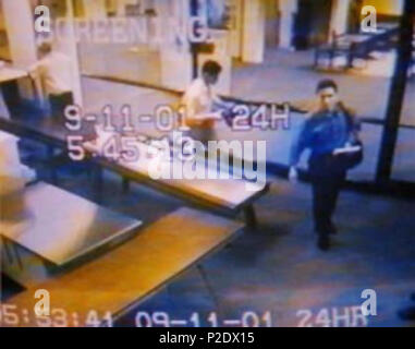 . Inglese: Hijackers Mohamed Atta e Abdulaziz al-Omari passando attraverso il punto di controllo di sicurezza al Portland International Jetport la mattina del 11 settembre, 2001. 11 settembre 2001. una telecamera di sicurezza 5 atta a aeroporto Foto Stock
