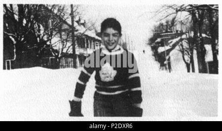 . Inglese: Carrier Roch all'età di dieci anni in Toronto Maple Leafs maglione che ha generato la sua classica storia per bambini il maglione di hockey. La fotografia è stata scattata dal gestore della madre nella sua città natale di Sainte-Justine-de-Dorchester, Quebec, Canada. Français : Photo de Roch Carrier à l'âge de dix ans dans le chandail des Maple Leafs de Toronto qui un engendré l'histoire Le Chandail de hockey. La photographie a été prise par sa mère dans sa ville natale de Sainte-Justine-de-Dorchester (Québec, Canada). circa 1947 (l'immagine è un gestore all'età di dieci anni). Sconosciuto (Roch Gestore del family/La famille Roch Carrier) 49 Ro Foto Stock