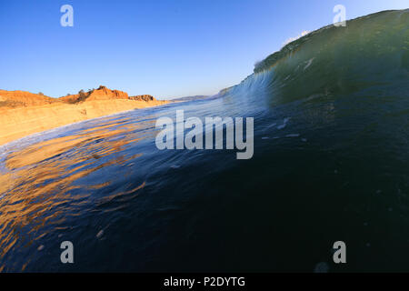 Broken Hill a Torrey Pines State Reserve come visto attraverso un'onda a Torrey Pines State Beach. San Diego, CA. Foto Stock