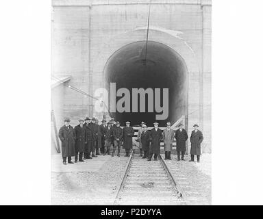 . Grande ferrovia settentrionale e A. Guthrie Co. funzionari all'entrata del tunnel a cascata, la più lunga galleria in America (7.8 miglia), Gennaio 12, 1929 Fotografo: Pickett, Lee argomenti: Tunnel a cascata (Washington) A. Guthrie e la Società--dipendenti costruzione ferrovia--Washington (stato) ritratti, Gruppo--Washington (stato) raccolta digitale: Lee Pickett fotografie <a href='http://content.lib.washington.edu/pickettweb/index.html' rel="nofollow">content.lib.washington.edu/pickettweb/index.html</a> Item Number: PIC0967 persistente URL: <a href='http://content.lib.washington.edu/u?/pickett,997' Foto Stock