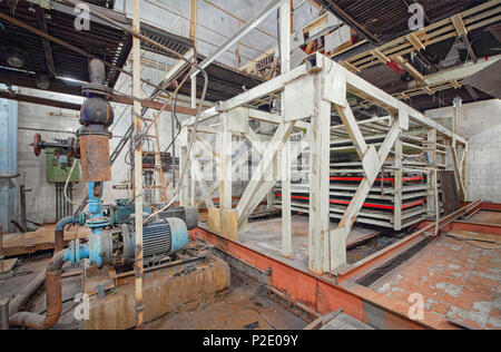 Rotto il vecchio calorimetro di ionizzazione in un abbandonato laboratorio sotterraneo per lo studio dei raggi cosmici. Non utilizzate l'installazione di 60-ies. Foto Stock