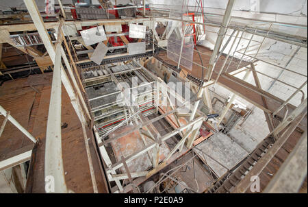 Vista dall'alto del rotto calorimetro di ionizzazione in un abbandonato laboratorio sotterraneo per lo studio dei raggi cosmici. Non utilizzate l'installazione di 6 Foto Stock