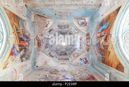 Cupola con soffitto dipinto su temi biblici in un mattone abbandonata Chiesa Ortodossa nel tardo XIX secolo, all'interno Foto Stock