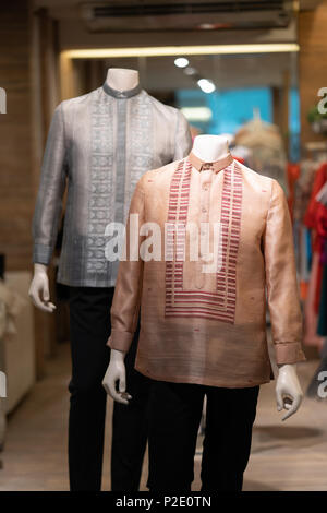 Filippino tradizionale mens Dress shirt noto come il Barong Tagalog nelle Filippine Foto Stock