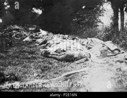 . Inglese: un tedesco di fotografia che illustra ciò che si ritiene essere un grande gruppo di australiani o organismi britannici in una zona boschiva dietro le linee tedesche nei pressi del villaggio di Fromelles all indomani della battaglia di Fromelles. La fotografia fa parte di una serie prese da un fotografo tedesco che sono stati stampati e diffusi come cartoline volto a rafforzare il morale in Germania. La didascalia in fondo recita "GEF. Englander n.d Angriff b. Fromelles 19.7.1916', che traduce come "caduto British dall'attacco a Fromelles su 19.7.1916". Nota Alcuni dei corpi sono state coperte con terreno ella Foto Stock