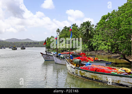 Betul, Goa, India - 01 Settembre 2017: barche da pesca tutti insieme per viaggio di pesca per acque profonde vicino al Cutbon Molo Pesca nel fiume Sal Betul, Goa Foto Stock