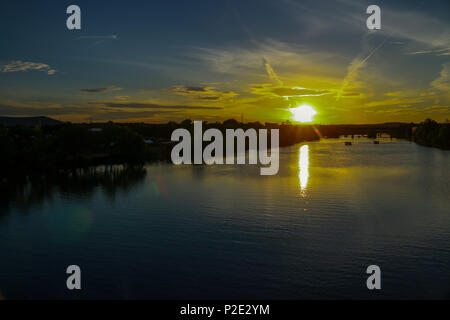 Tramonto sul Lago Lady Bird Austin TX il bagliore arancione la riflessione del sole sullo stile di vita urbano di Austin. Foto Stock