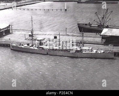 . Inglese: AWM didascalia: Port Melbourne, VIC. 1940-02-01. Porta Aerieal vista laterale dell'ex Royal Navy convoglio sloop e corse nave sondaggio HMSA Moresby (MI) (ex HMS Silvio) durante il suo primo periodo di guerra mondiale 2 il servizio come ausiliario per un anti-sommergibile nave (1939-1940). Ella è armata con un 4 pollici di pistola avanti e carica di profondità di rotaie e di tubi espulsori aft. Nota La protezione di p[relativa intorno alla sovrastruttura in avanti. (Navale Collezione Storica) . 1 febbraio 1942. 25 sconosciuto HMAS Moresby 301056 Foto Stock