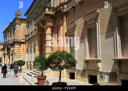 Vista sulla strada dell'architettura della città silenziosa di Mdina, Malta Foto Stock