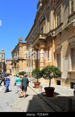 Vista sulla strada dell'architettura della città silenziosa di Mdina, Malta Foto Stock