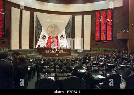 . Inglese: lo sfondo del messicano della Camera dei Deputati, coperto con la Costituzione del Messico, Bandiera del Messico e corbata. Presidente Vicente Fox il messicano in camera dei deputati. Fonte: http://primer.informe.presidencia.gob.mx/images/fotos/fox04 grande.jpg ]] Español: Interno del salón del hemiciclo de la Cámara de Diputados de México. Presidente: Vicente Fox. 21 marzo 2006 (originale data di caricamento). L'originale uploader era Zscout370 in inglese . 34 Messico Camera dei Deputati sullo sfondo Foto Stock