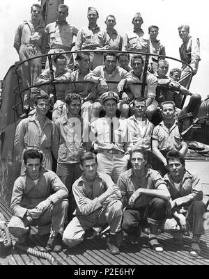 . Gli Stati Uniti Navy sommergibile USS Tang (SS-306) a Pearl Harbor, Hawaii (USA), nel maggio 1944. Il sommergibile il Comandante, tenente comandante Richard H. O'Kane (centro), pone con i ventidue aircrewmen codolo che salvò off Truk durante il vettore incursioni aeree nel 29 aprile-1 maggio 1944. La fotografia è stata scattata al codolo di tornare al porto di perla dalla sua seconda guerra patrol, nel maggio 1944. I presenti sono (in prima fila, da sinistra a destra): Aviazione Radioman 2a classe Harry B. Gemmell; aviazione Radioman 2a classe Giuseppe Hranek; aviazione Radioman 1a classe James L. Livingston; aviazione e ma Foto Stock