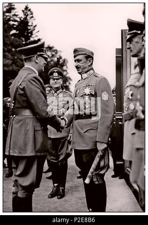 MANNERHEIM / HITLER scuotendo le mani con il campo Marshall Mannerheim con il generale Keitel dietro. Adolf Hitler ha deciso di visitare la Finlandia il 4 giugno 1942, per congratularmi con Mannerheim per il suo 75° compleanno. Mannerheim non voleva incontrarlo ufficialmente a Helsinki, poiché sembrava una visita di Stato. La riunione si è svolta nei pressi di Imatra, nella Finlandia sudorientale, ed è stata organizzata in segreto. Da Immola Airfield, Adolf Hitler, accompagnato dal presidente Ryti, è stato guidato al luogo dove campo Marshall Mannerheim stava aspettando a un lato ferroviario. La riunione è stata inconcludente... Foto Stock