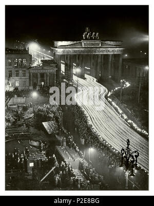 1936 Berlino nazista parata notturna fiaccolata in occasione del terzo anniversario della nomina di Adolf Hitler come cancelliere, il socialismo nazionale organizzato una processione aux flambeaux che era per commemorare il rally di tre anni prima. 'La processione trionfale attraverso la Porta di Brandeburgo come il 30 gennaio 1933" è stato il titolo per questa fotografia nella gazzetta NSDAP NAZI Volkischer Beobachter giornale, il 31 gennaio 1936. Foto Stock