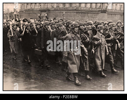 "Volksturm tedesco" immagine della seconda guerra mondiale di Adolf Hitlers disperata soluzione alla protezione finale di Berlino. Il 25 settembre 1944, Adolf Hitler ha approvato il decreto sul Volksturm tedesco, tutti gli uomini in grado di armare e combattere tra i 16 e i 60 anni sono stati "obbligatori per il popolo". Solo a Berlino, decine di migliaia di uomini sono stati giurati su Unter den Linden strasse domenica 12 novembre 1944, alla presenza del leader del Volksturm di Berlino e del ministro del Reich Joseph Goebbels, Seguita da una sfilata di propaganda di truppe Wehrmacht assortite e di vecchi civili nazisti tedeschi ingenui e totalmente impreparati Foto Stock