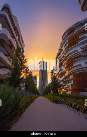 Una bella immagine della Hadid Torre da una distanza al tramonto, CityLife, Milano, Italia Foto Stock