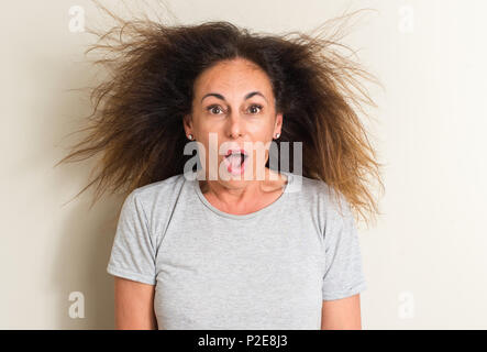 Capelli arricciati donna brasiliana paura in stato di shock con una faccia  a sorpresa, paura e eccitati con espressione di paura Foto stock - Alamy