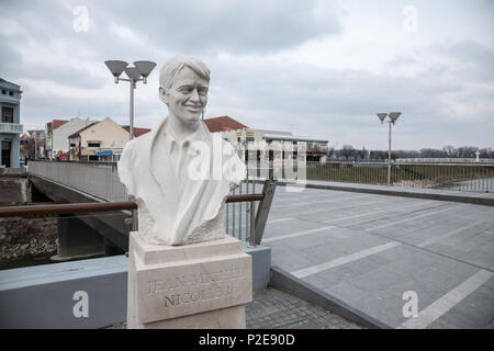 Febbraio, Croazia - 25 febbraio 2018: Statua di Jean Michel Nicolier nella dilaniata dalla guerra città di Vukovar, vicino al Ponte Nicolier. Jean Michel Nicolier Foto Stock