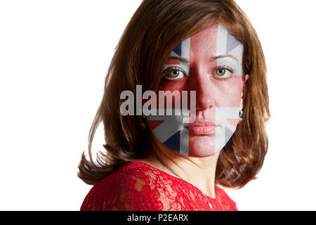 Donna con il volto dipinto di bandiera britannica isolato su uno sfondo bianco Foto Stock