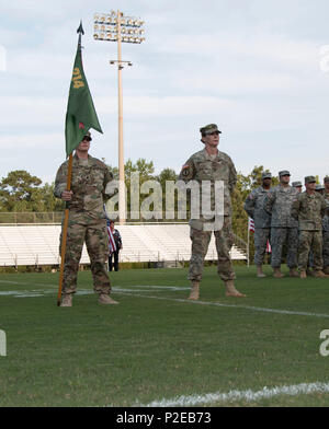 ALEXANDER CITY, Ala. (sett. 3, 2016) -- Spc. Gracie Mustin, da Deatsville, Ala. (sinistra), e 1° Sgt. Regina Duckett (a destra), da Montgomery, Ala., la polizia militare soldati assegnati alla 214th Polizia Militare Company, Alabama Esercito Nazionale Guardia, preparare per commemorare il ritorno della loro unità di distribuzione in una cerimonia di Charles E. Bailey complesso sportivo, qui, Sett. 3, 2016. Circa 135 soldati della 214th p.f. Co. distribuito, in ottobre 2015, per la loro assegnazione con Joint Task Force Guantanamo Bay a Cuba, dove essi hanno contribuito alla sicurezza esterna la missione della forza di con Foto Stock