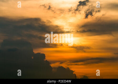 Bird vista sul paesaggio urbano con il tramonto e le nuvole la sera.spazio copia.Bangkok.tonalità pastello. Foto Stock
