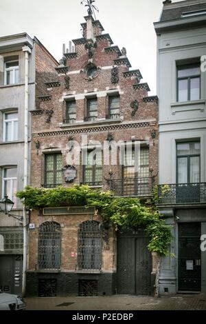 Il Belgio, Bruxelles, Van der Kelen scuola di pittura, la scuola si trova in una casa molto vecchia nella cittadina di St Gilles; questa scuola è l'unico al mondo ad insegnare dal 1882 le tradizionali tecniche di pittura decorativa. I corsi pratici sono completati da nozioni di storia dell'arte così come scritte corsi. Al termine di sei mesi, lo studente sarà in grado di imitare più di trenta varietà di legno, e trenta di marmi Foto Stock