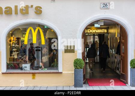 Austria, Salisburgo, centro storico sono classificati come patrimonio mondiale dall'UNESCO, il centro storico (Altstadt), Mac Donald's Foto Stock