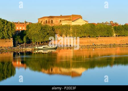 Francia, Haute Garonne, Toulouse, Garonne banche, Quai de la Daurade e la Cattedrale di Notre Dame de la Daurade basilica Foto Stock